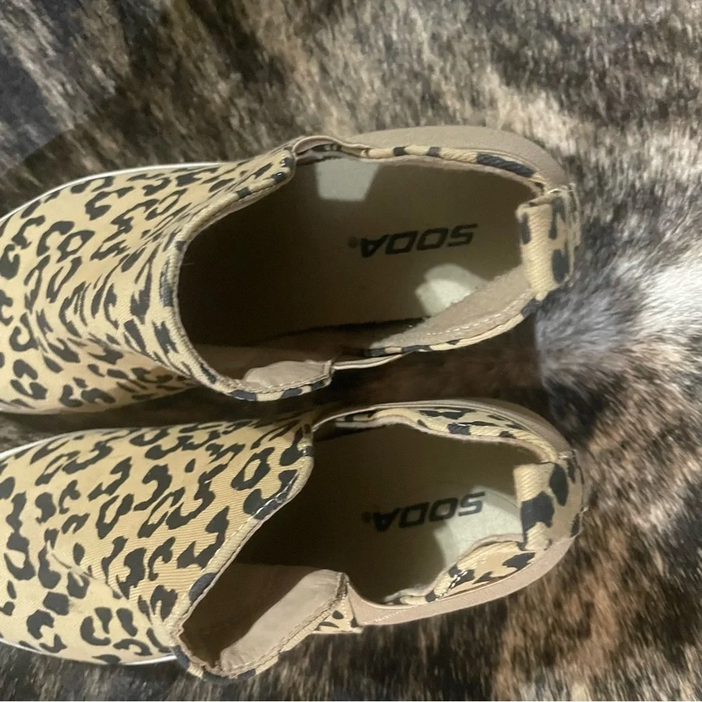 Leopard Print SODA Sneakers shoes size 7.5! High‎ Top Pull on